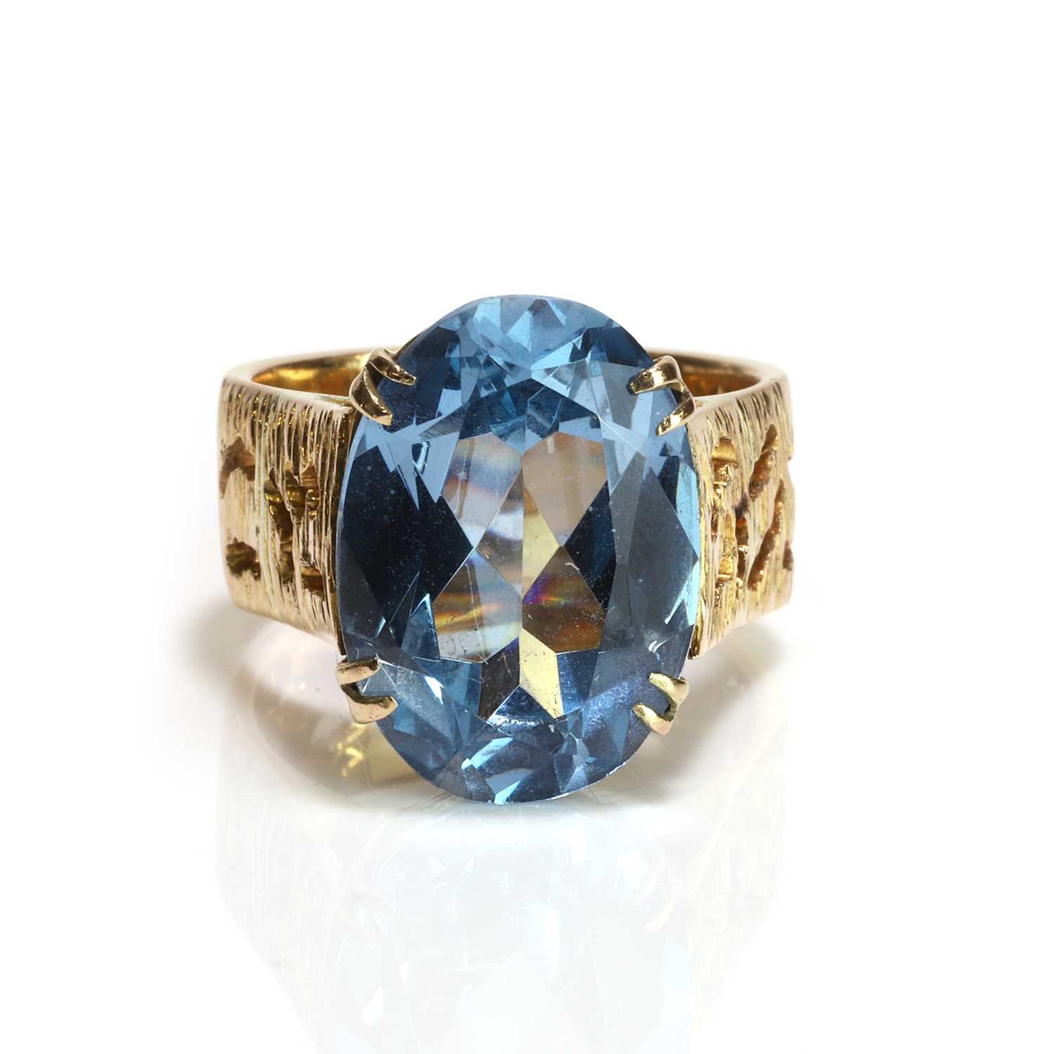 Lot 86 - An 18ct gold synthetic blue spinel ring