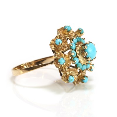 Lot 91 - A turquoise cluster ring