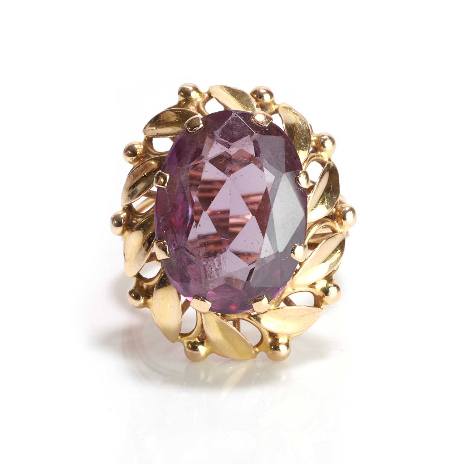 Lot 105 - A synthetic colour change sapphire single stone ring
