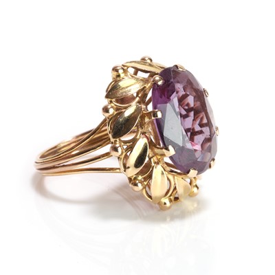 Lot 105 - A synthetic colour change sapphire single stone ring