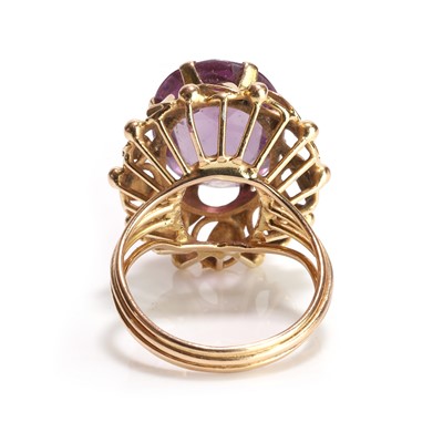 Lot 105 - A synthetic colour change sapphire single stone ring