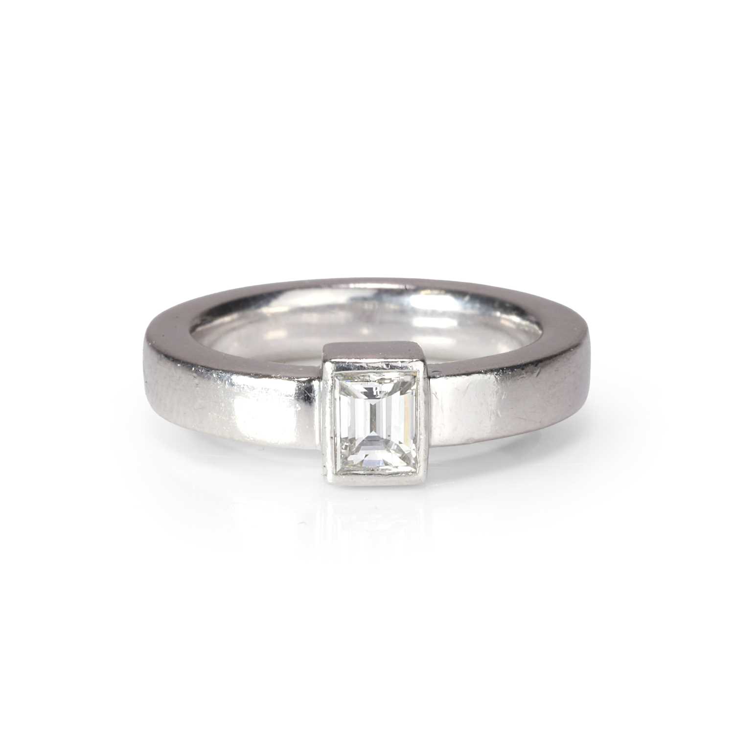 Lot 77 - A diamond single stone ring