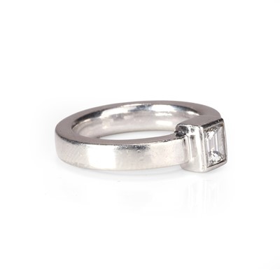 Lot 77 - A diamond single stone ring