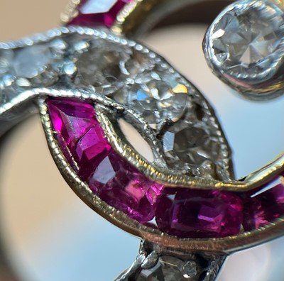 Lot 30 - A ruby and diamond interlocking circle ring