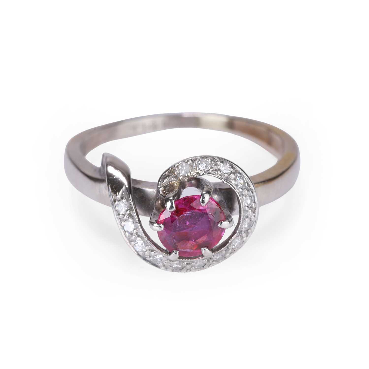 Lot 29 - A ruby and diamond cluster ring