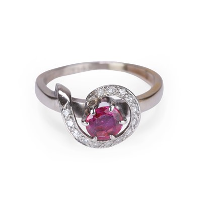 Lot 29 - A ruby and diamond cluster ring