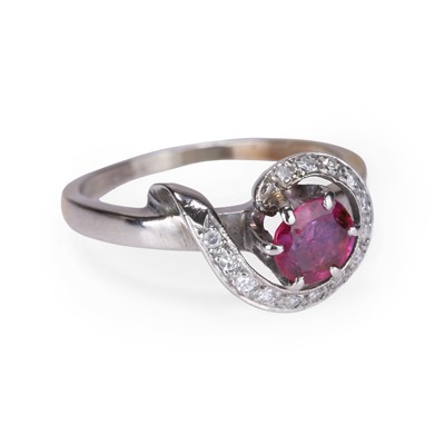 Lot 29 - A ruby and diamond cluster ring