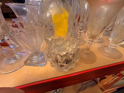 Lot 152 - A collection of glass tableware