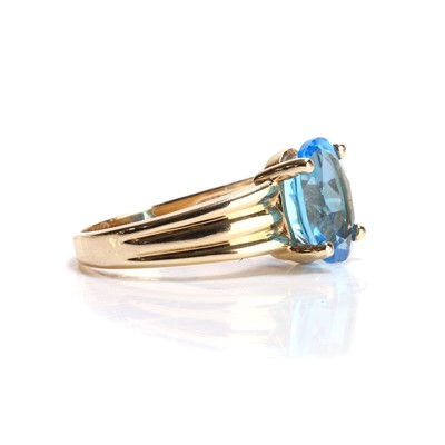 Lot 87 - A topaz single stone ring