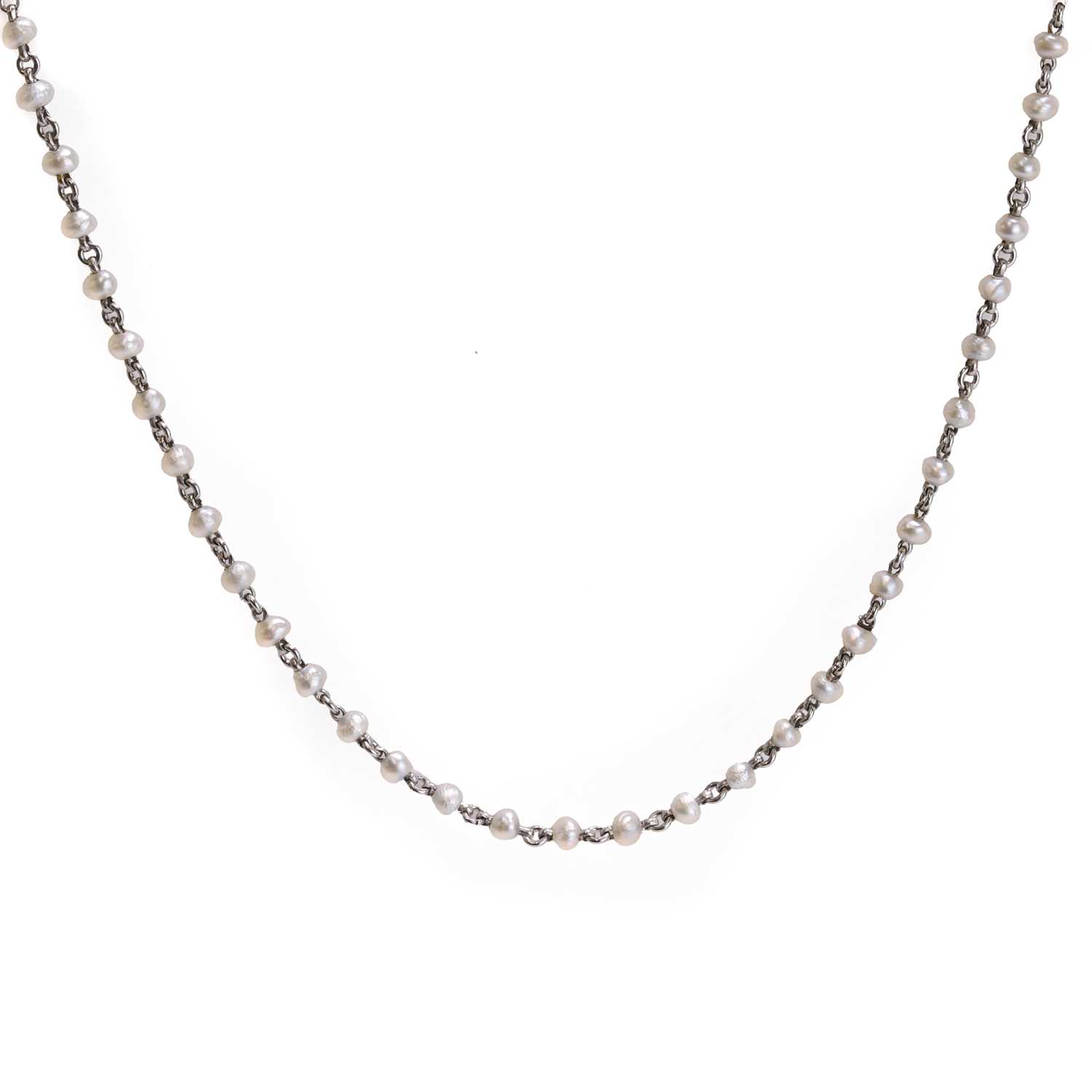 Lot 25 - An Edwardian seed pearl chain