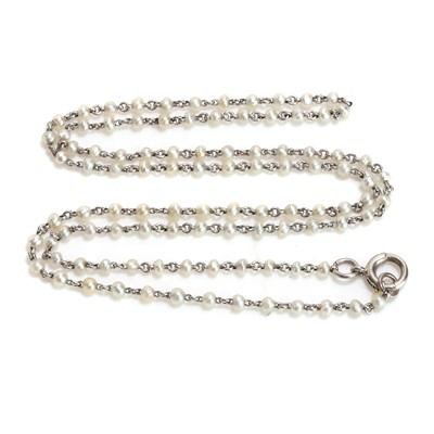 Lot 25 - An Edwardian seed pearl chain