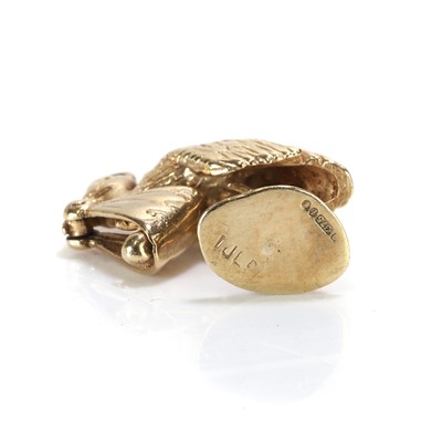 Lot 96 - A 9ct gold stork charm
