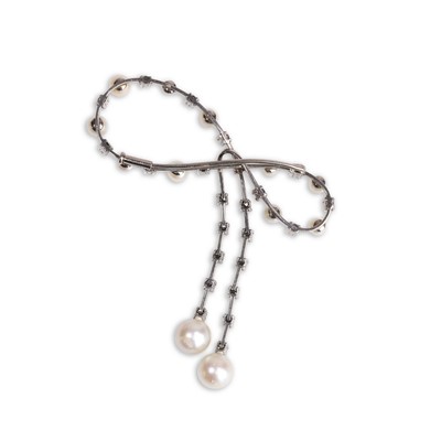 Lot 48 - A diamond and pearl bow brooch