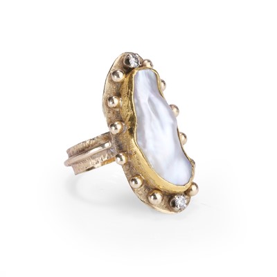 Lot 72 - A baroque pearl ring