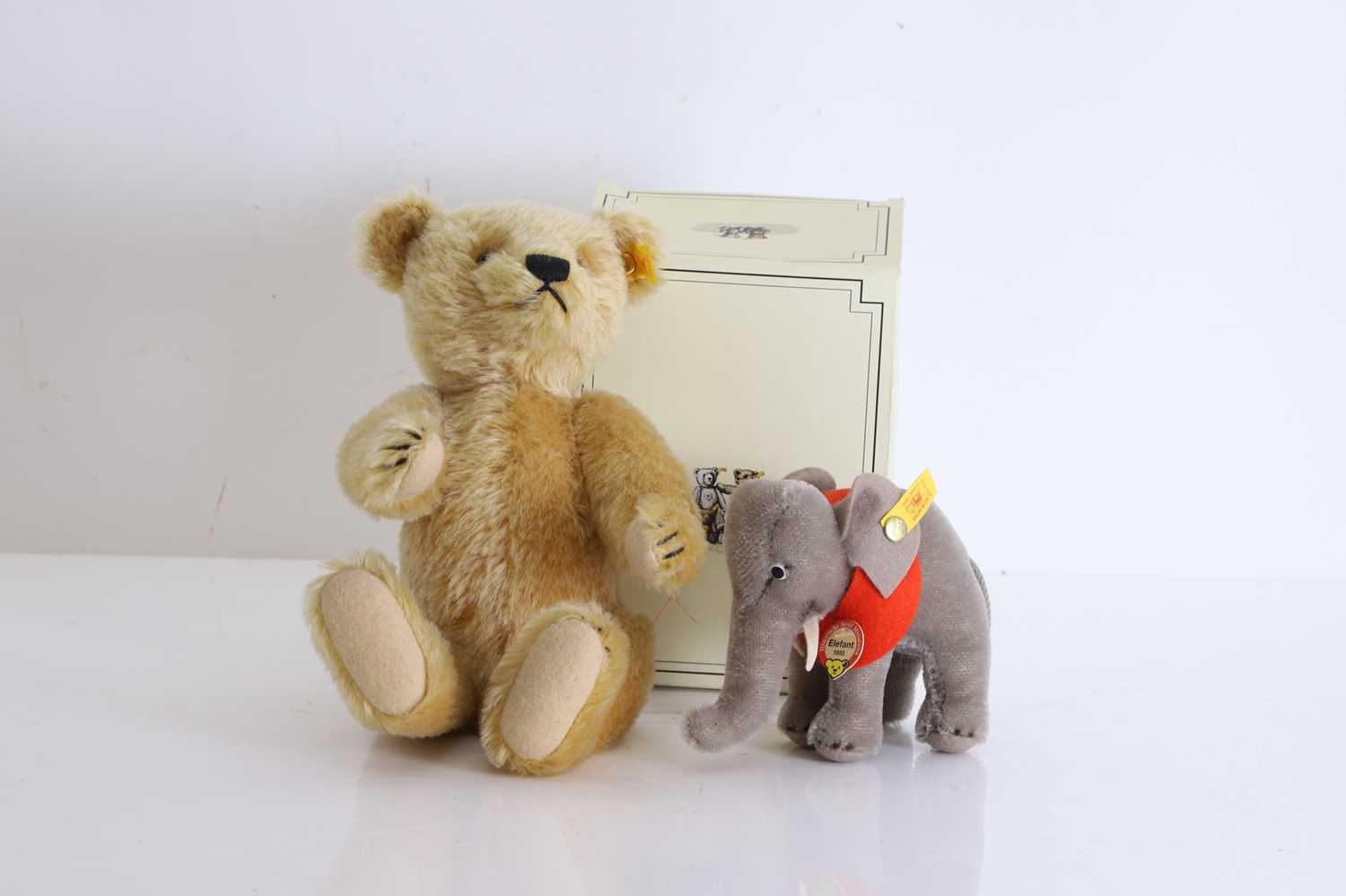 Lot 304 - A pair of Steiff stuffed animals