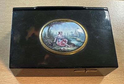 Lot 613 - A tortoiseshell cased singing-bird box