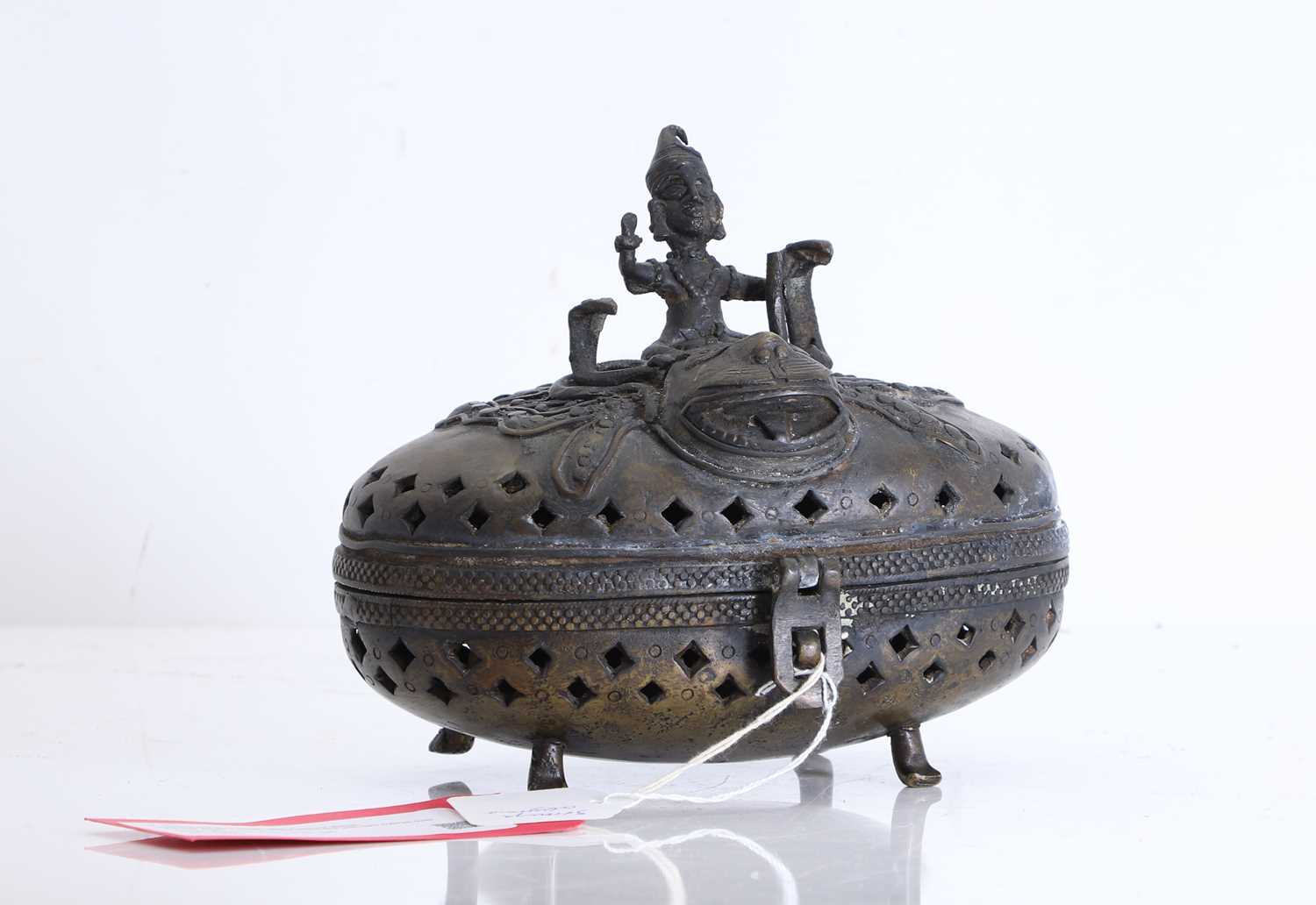 Lot 302 - A bronze box and cover