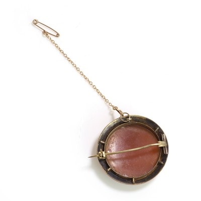 Lot 8 - A shell cameo brooch