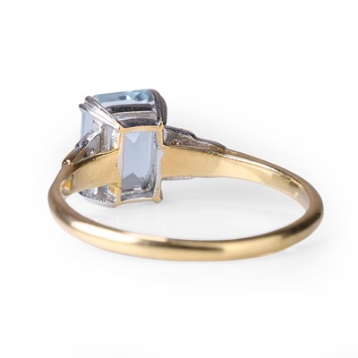 Lot 88 - An aquamarine and diamond ring