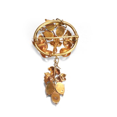 Lot 4 - A Victorian cabochon garnet pendant brooch