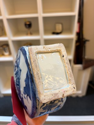 Lot 55 - A blue and white moonflask vase