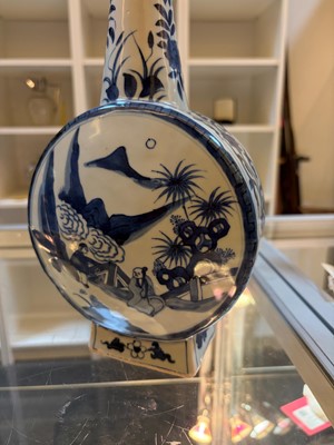 Lot 55 - A blue and white moonflask vase