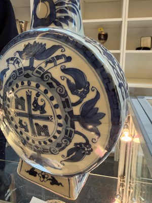 Lot 55 - A blue and white moonflask vase
