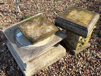 Lot 557 - A collection of garden items