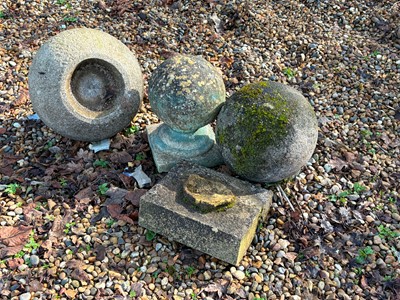 Lot 557 - A collection of garden items