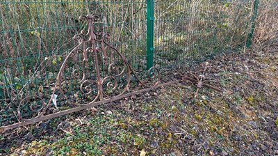 Lot 558 - A collection of garden cast iron items
