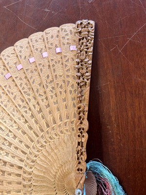 Lot 73 - A Chinese boxwood brisé fan