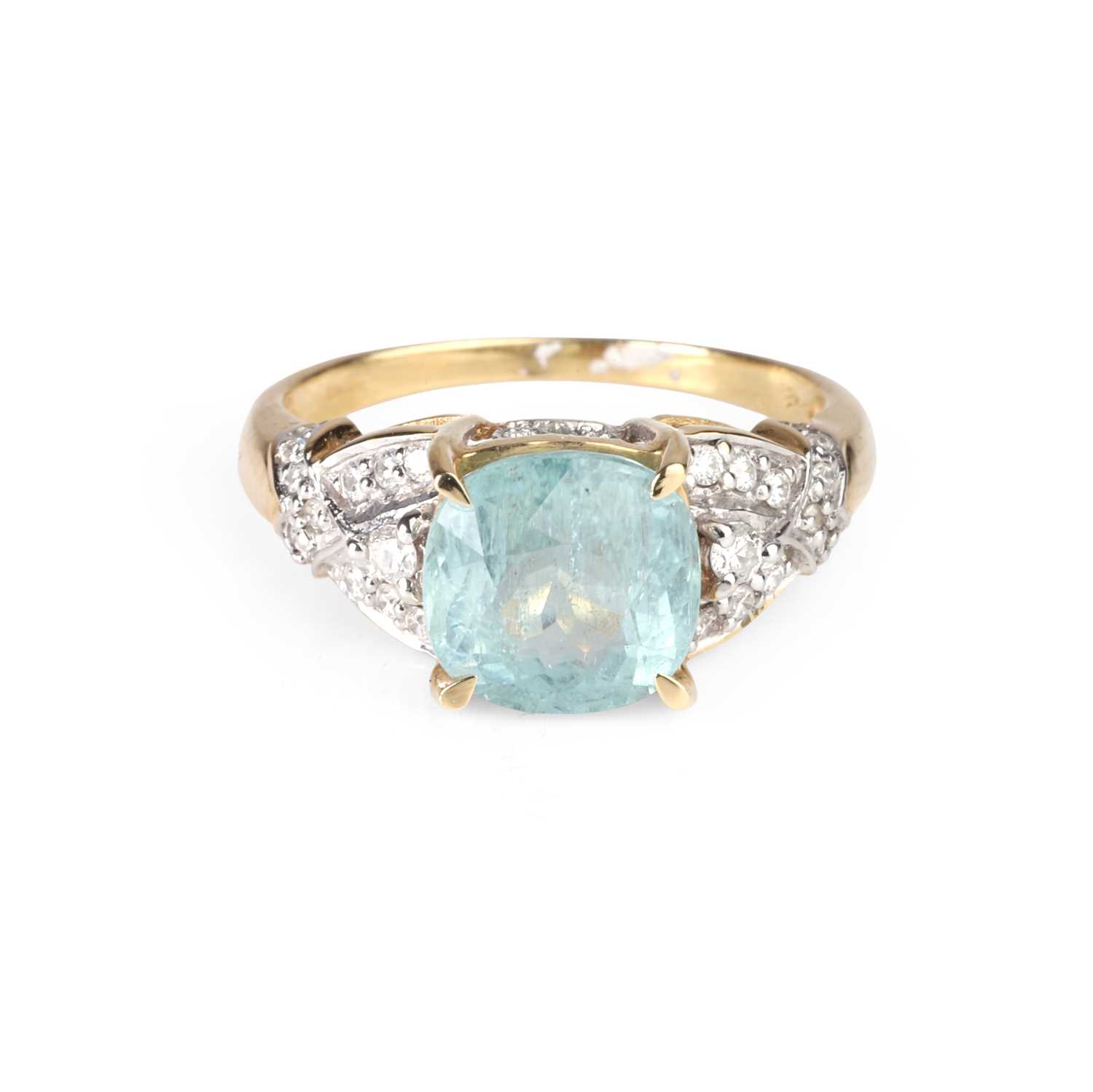 Lot 86 - An 18ct gold tourmaline and diamond ring