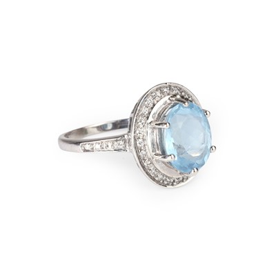 Lot 87 - An 18ct white gold aquamarine and diamond ring