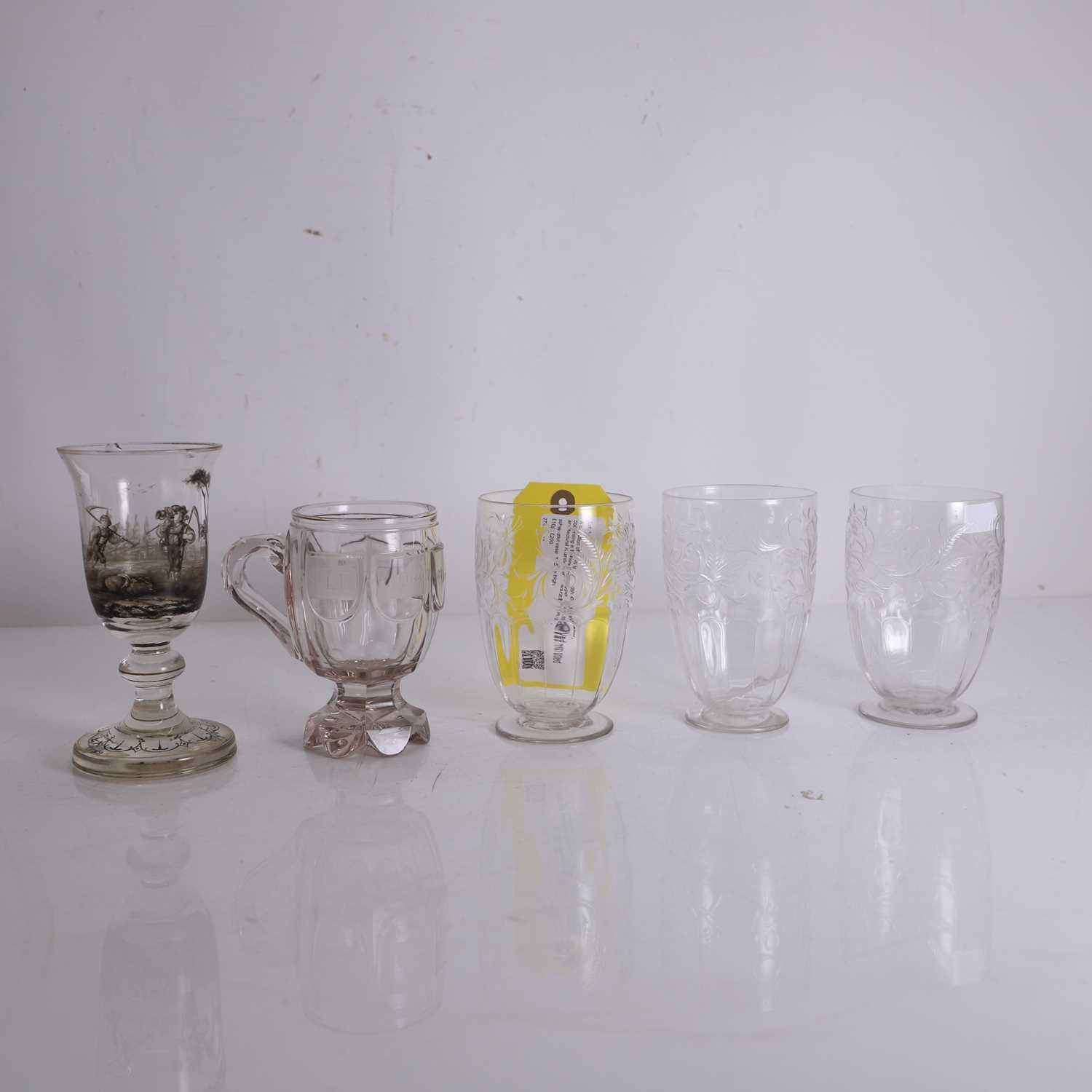 Lot 152 - A collection of glass items