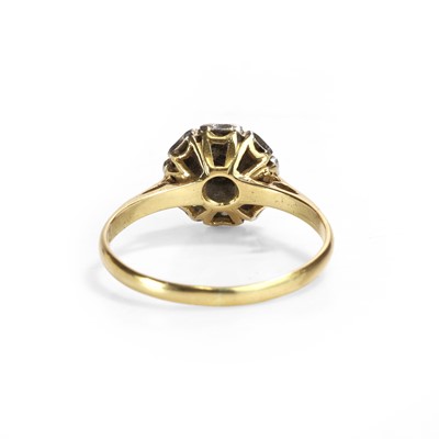 Lot 87 - A diamond cluster ring