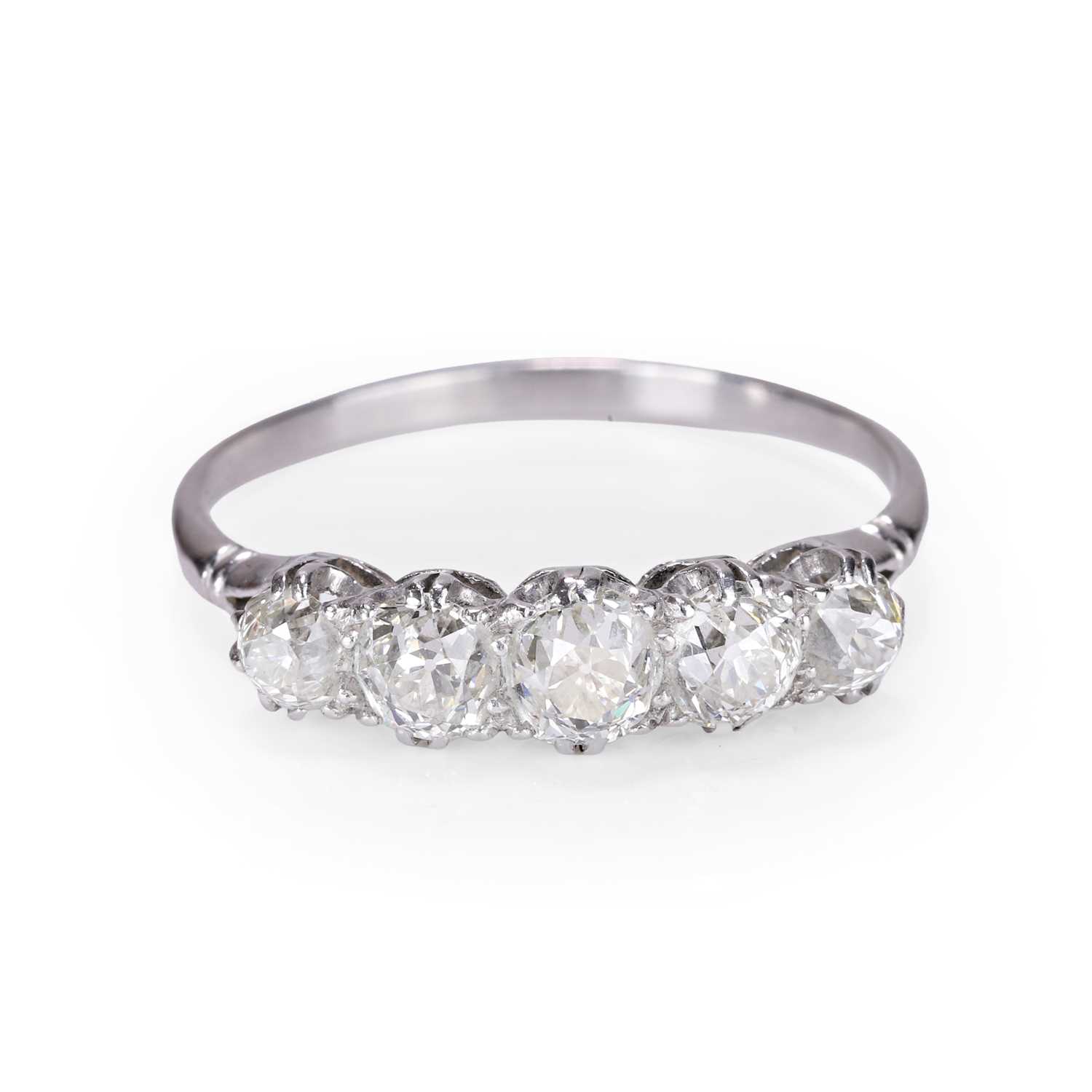 Lot 27 - A diamond five stone ring