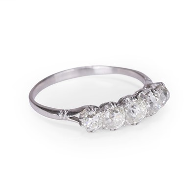 Lot 27 - A diamond five stone ring