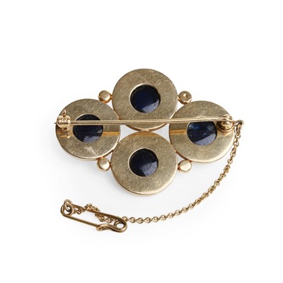 Lot 36 - A sapphire brooch