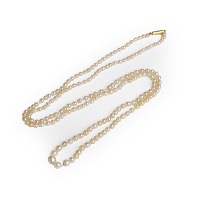 Lot 14 - A natural saltwater pearl necklace