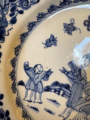 Lot 51 - A collection of Chinese export blue and white porcelain items