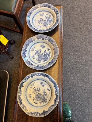 Lot 51 - A collection of Chinese export blue and white porcelain items