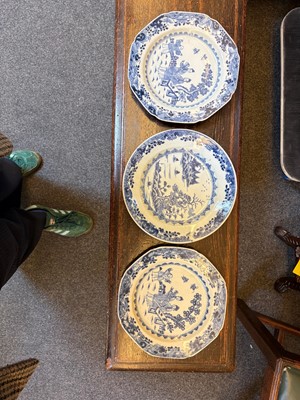 Lot 51 - A collection of Chinese export blue and white porcelain items