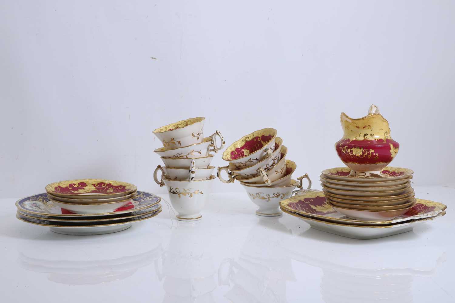 Lot 107 - A collection of Continental porcelain