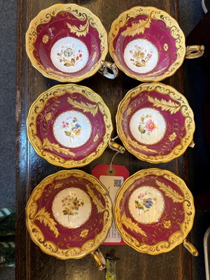 Lot 107 - A collection of Continental porcelain