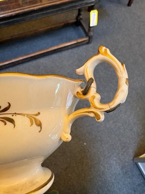 Lot 107 - A collection of Continental porcelain