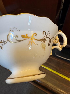 Lot 107 - A collection of Continental porcelain