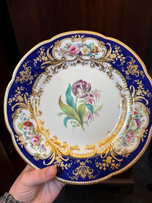 Lot 107 - A collection of Continental porcelain