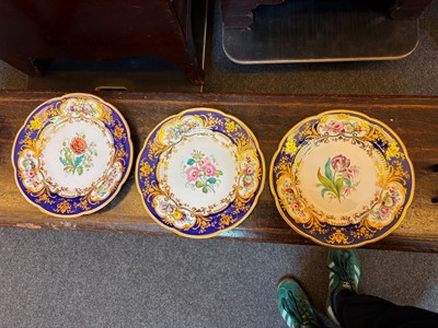 Lot 107 - A collection of Continental porcelain