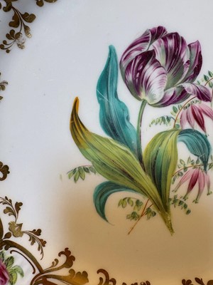 Lot 107 - A collection of Continental porcelain