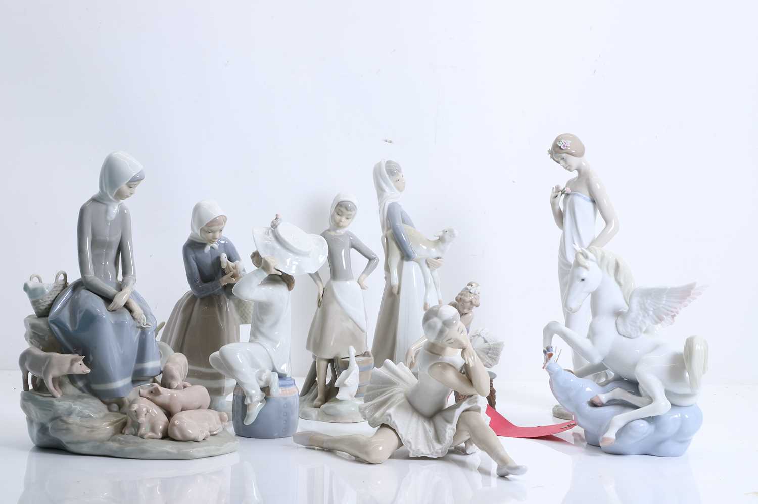 Lot 116 - A collection of Lladro figures